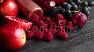 各种鲜红色，<strong>紫黑</strong>色水果.. 混合水果和瓶装果汁
